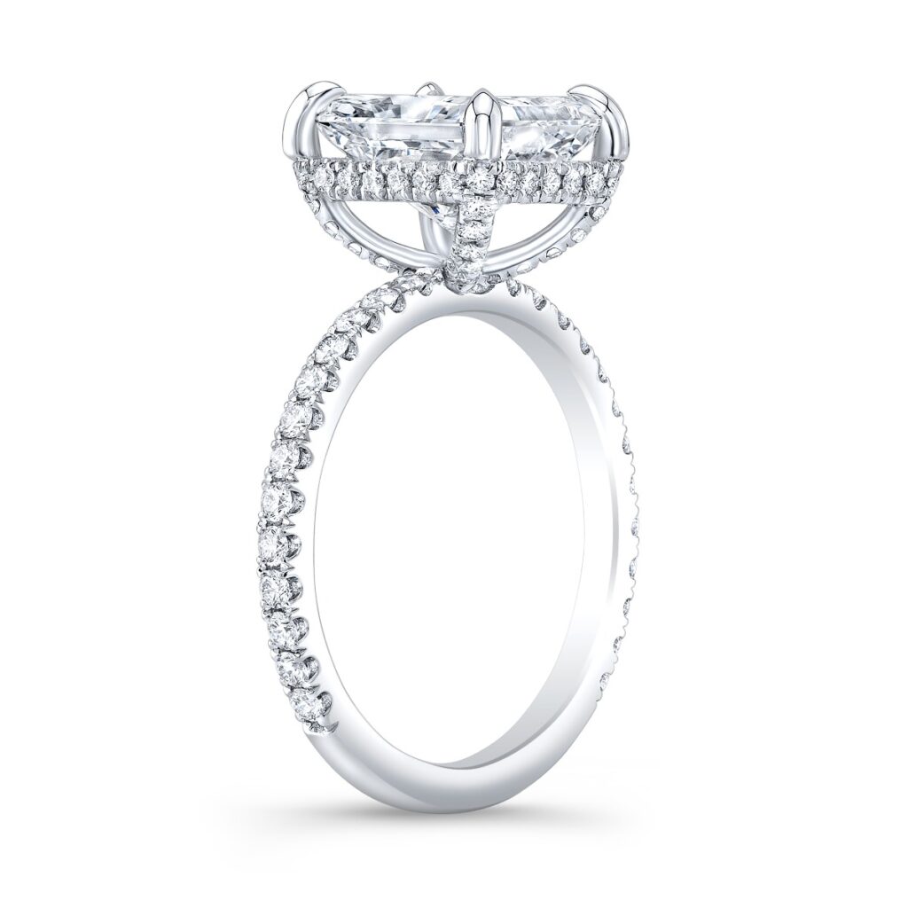 Set within a hidden halo and adorned with diamonds on the basket, it radiates brilliance.